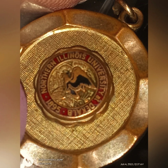 1-20 12K GF NORTHERN ILLINOIS UNIVERSITY GOLD FILLED STATE SEAL VINTAGE PENDANT - Picture 1 of 6